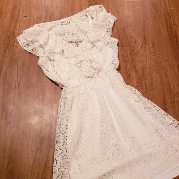 Lace, ruffle dress in cream color, v neck - Picture 2 of 3